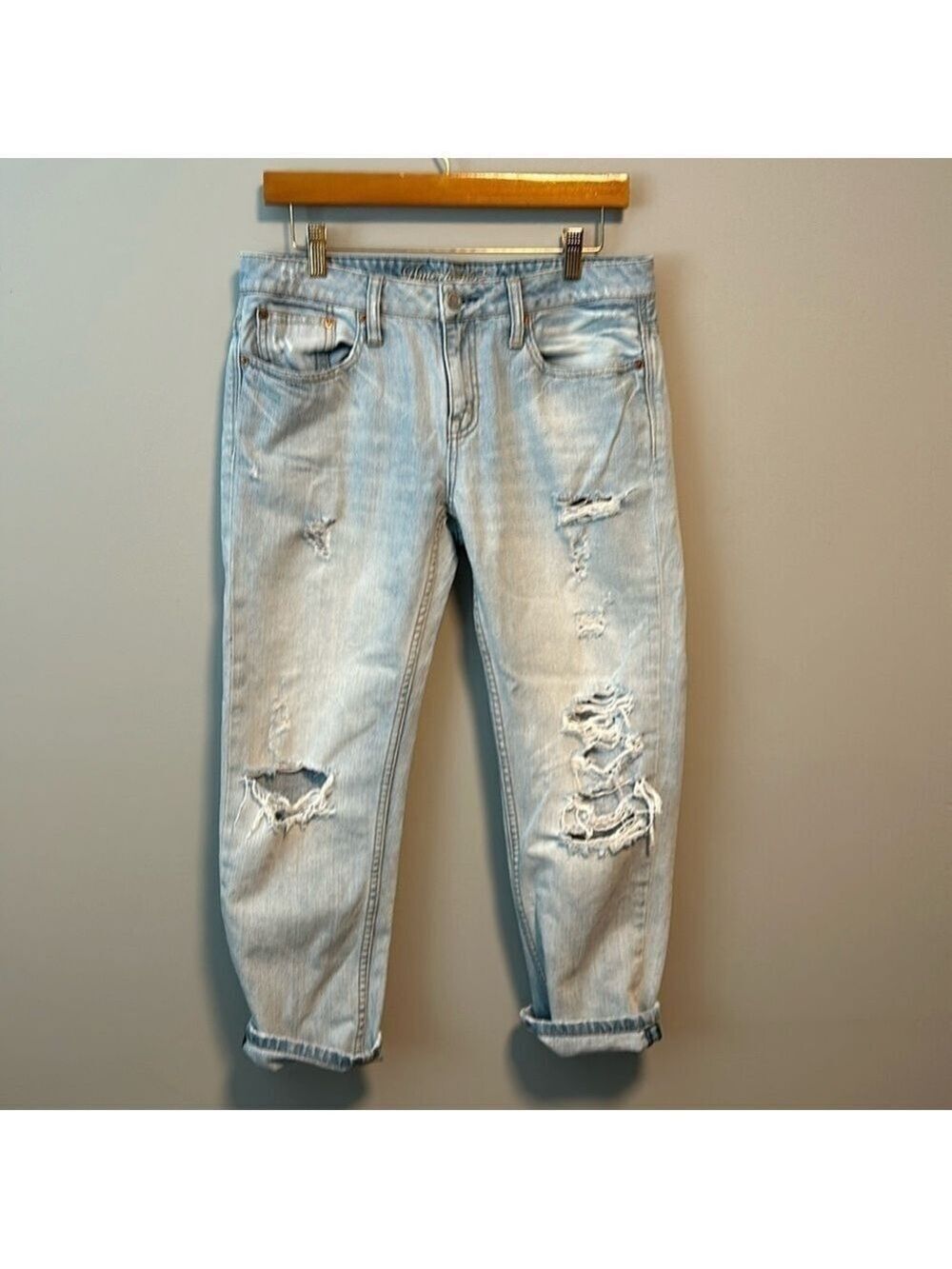American Eagle Jeans Light Wash Distressed Boyfriend Size 4